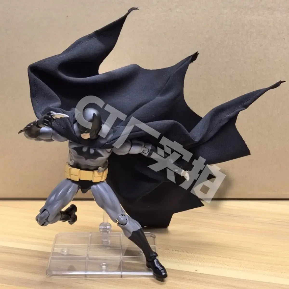 Batman Hush – Figura de Colección 16 cm | Edición Coleccionista